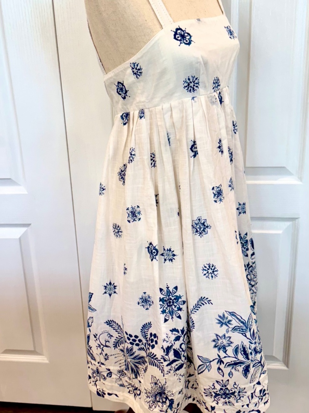 Gap, Size 4, 100% Cotton lined Dress, White & Blue Batik, Knee Length vs Midi